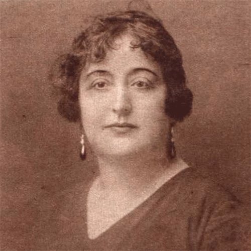 Sepia photographic portrait of the writer and journalist Carmen de Burgos, half-length, looking at the camera