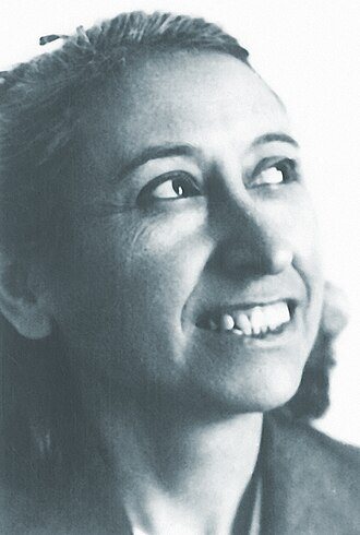 Black and white photographic portrait of Lucía Sánchez Saornil, smiling and looking upwards